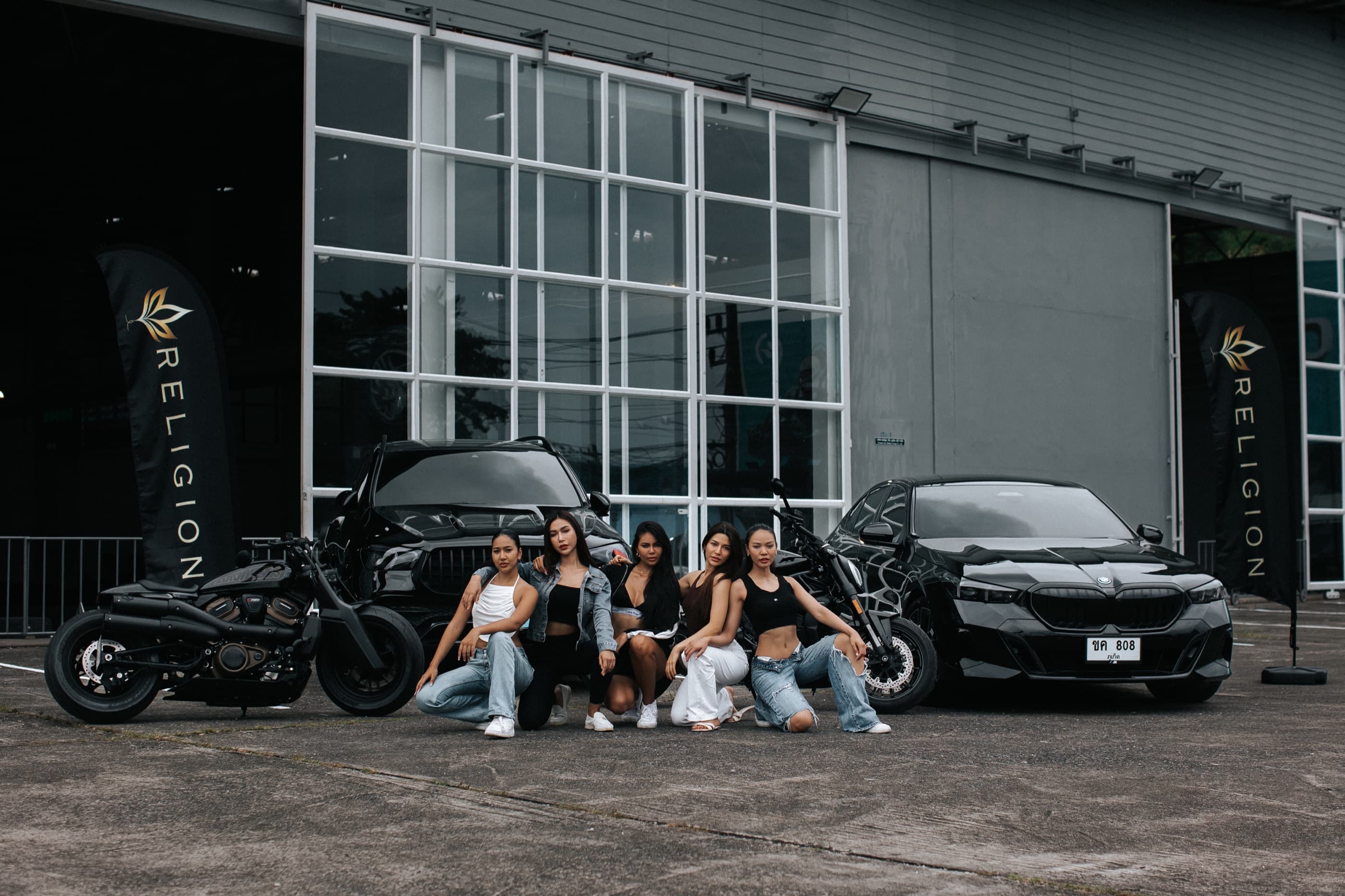 Сообщество Religion Rent с Harley-Davidson, Ducati и BMW 5 серии у гаража